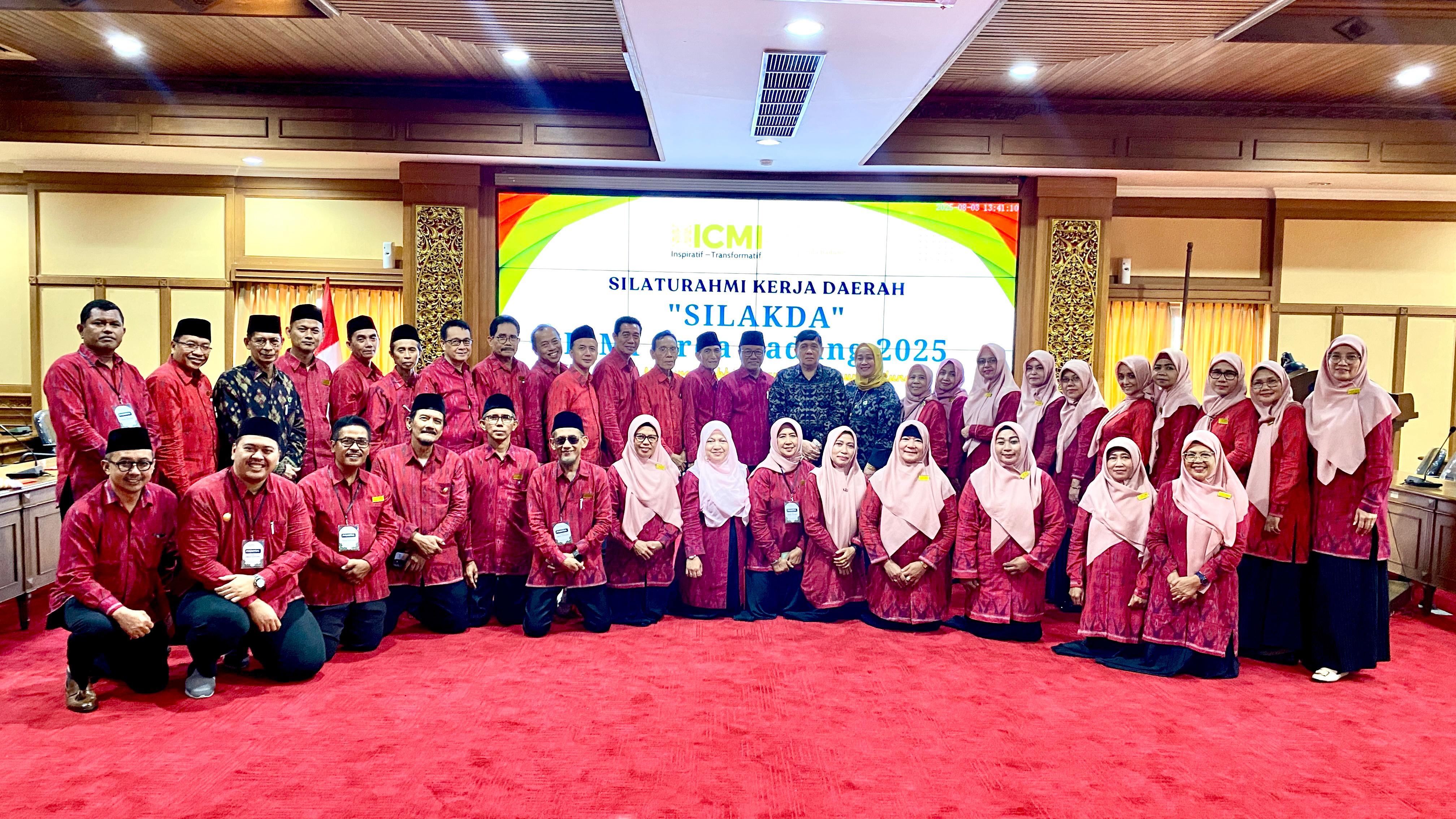 PARA CENDEKIA: Para pengurus ICMI Badung foto bersama disela Silakda yang beralngsung di ruang sidang utama DPRD Badung, Ahad 3 Agustus 2025.