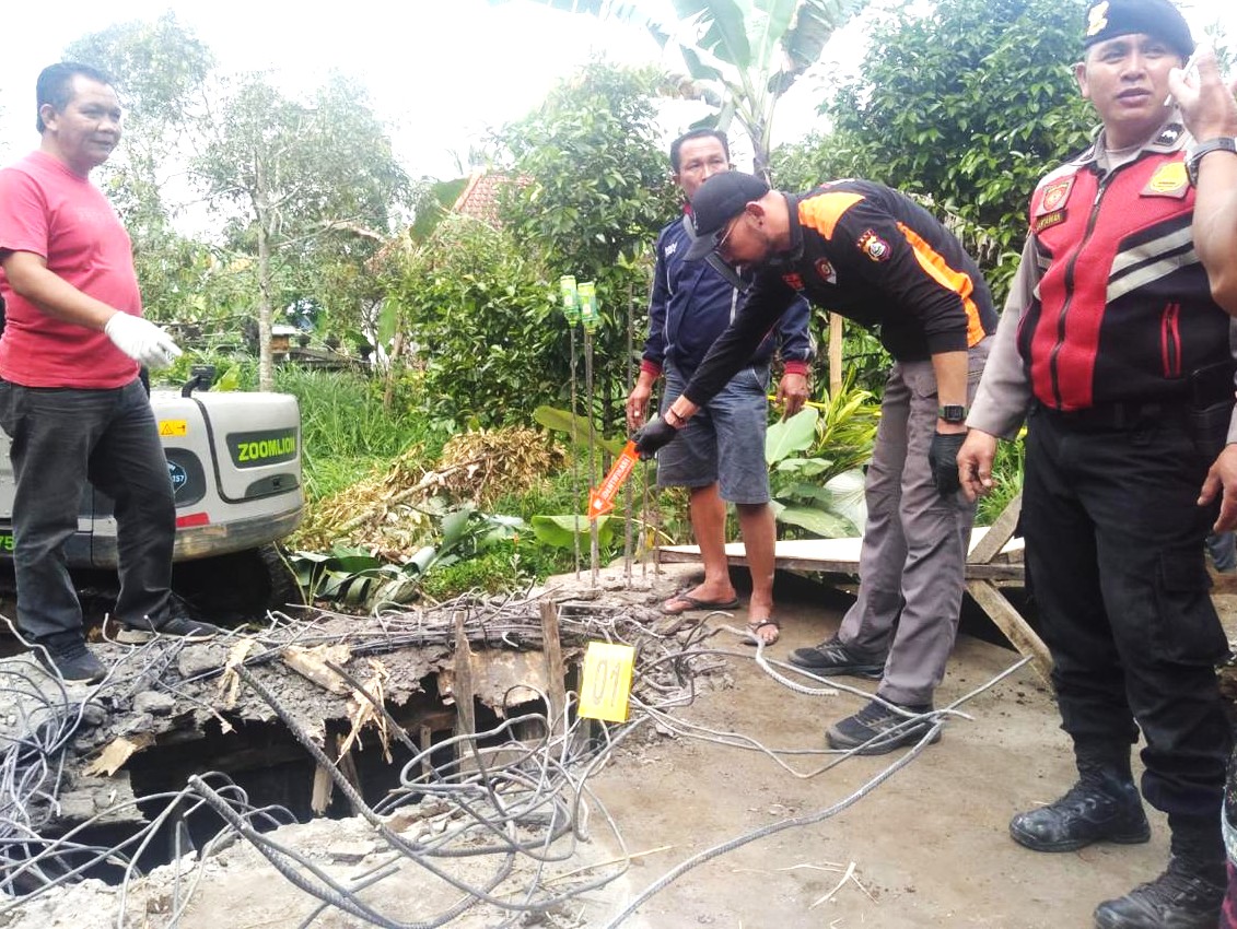 GELAR OLAH TKP : Polisi dari pihak Reskrim menggelar olah tempat kejadian perkara (TKP). (foto:Polres Bangli)