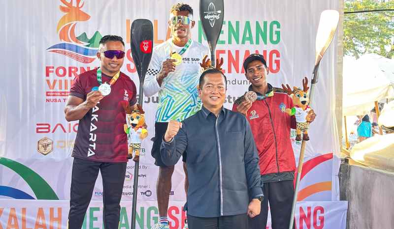 SABET PENGHARGAAN : Lukas Gallu Bekko (paling kanan) saat menerima penghargaan perunggu di FORNAS VIII NTB. (Foto Arie Sapta untuk Radar Bali)