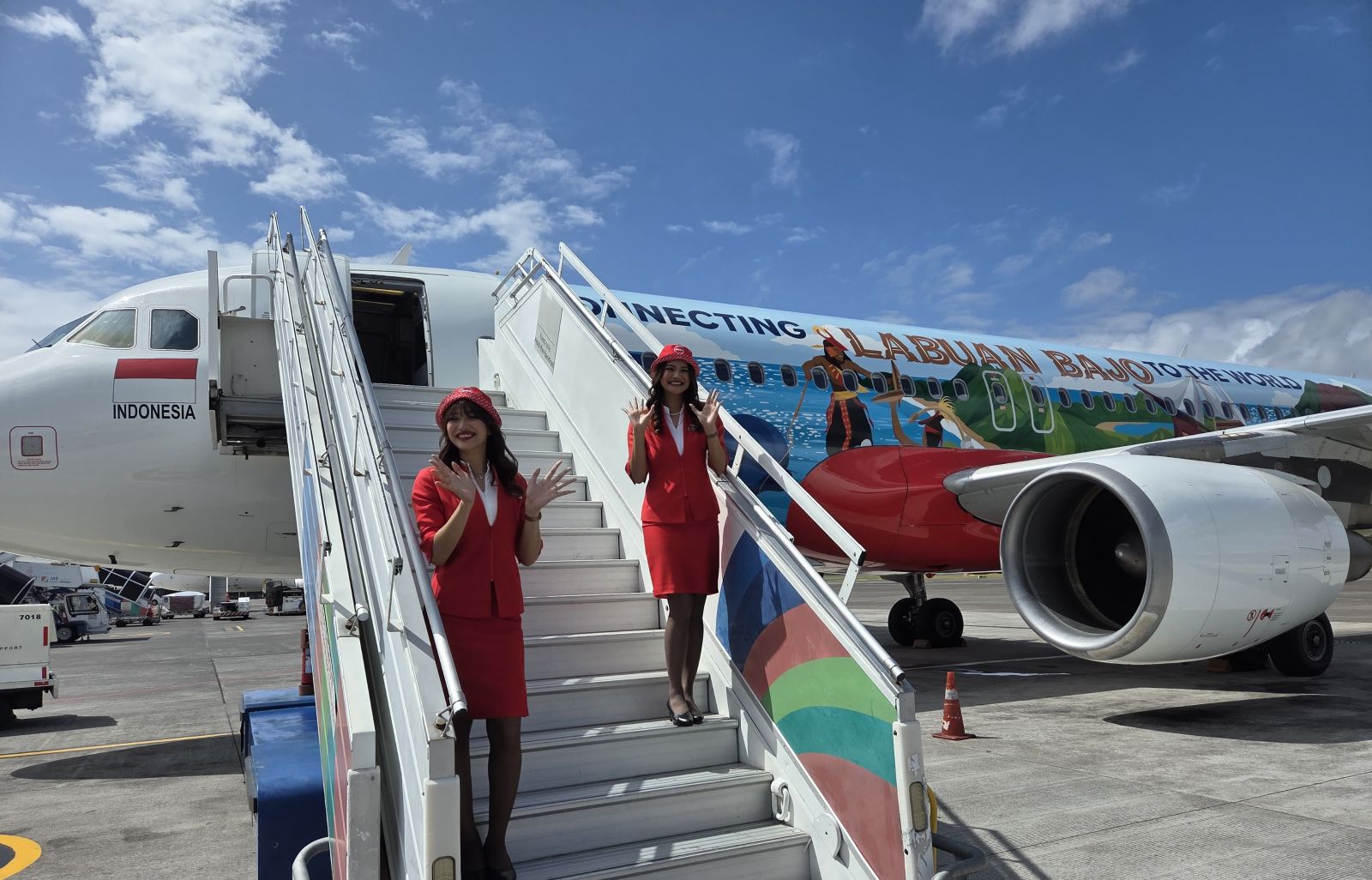 ANDALAN INTIM: Sebuah badan pesawat yang bertulis Labuan Bajo dengan pramugarinya di bandara I Gusti Ngurah Rai Bali, 1 Agustus 2025.