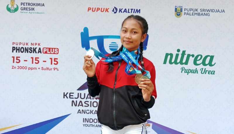 SABET MEDALI : Ni Kadek Sintya, atlet angkat besi Kabupaten Klungkung di ajang Kejurnas di Bandung. (Foto: KONI Klungkung)