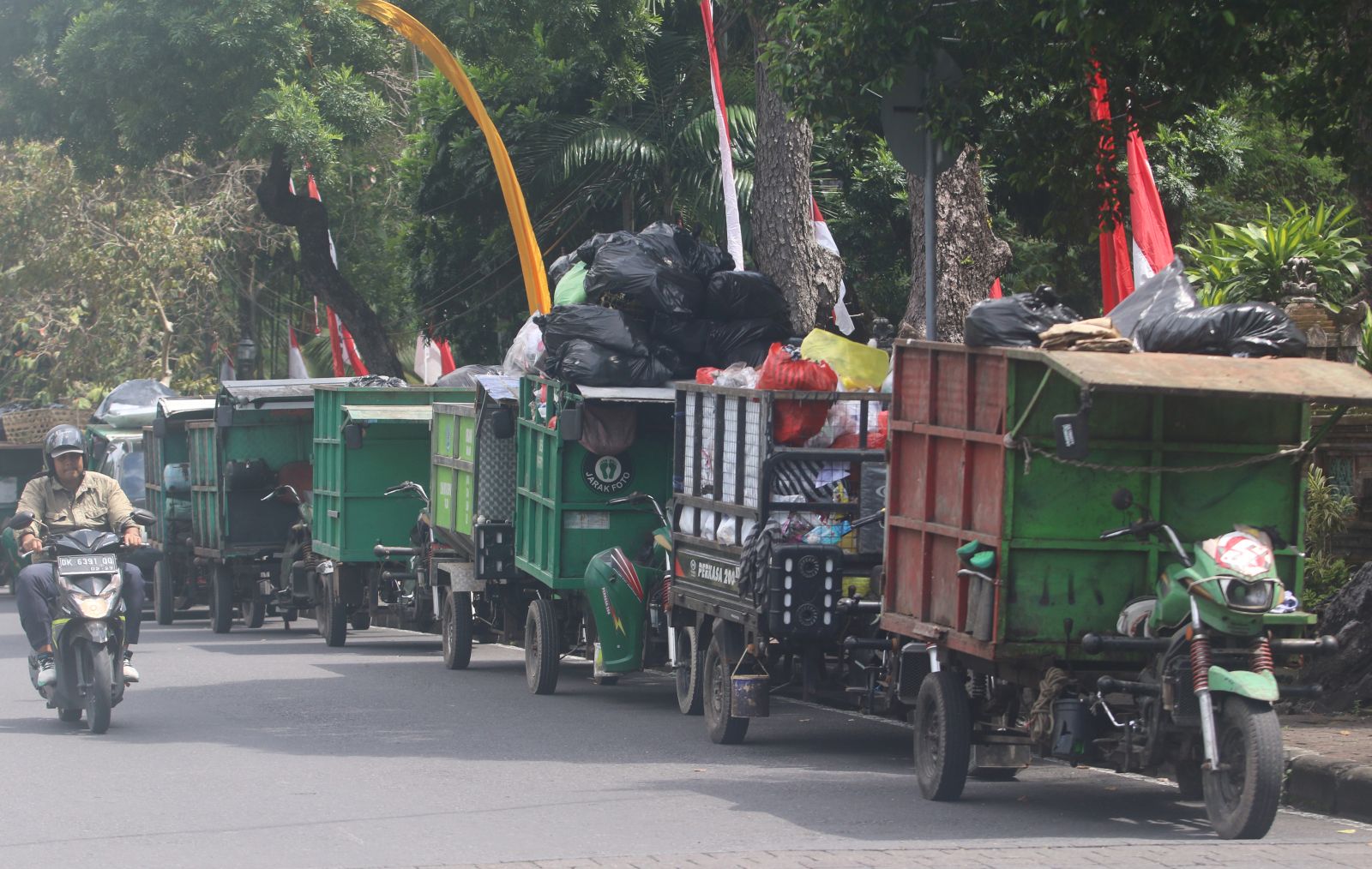 DAMPAK PENUTUPAN: TPA Aksi demonstrasi Motor Cikar pengangkut sampah parkir di depan Kantor gubernur Bali di jalan Basuki Rahmat Renon Denpasar.