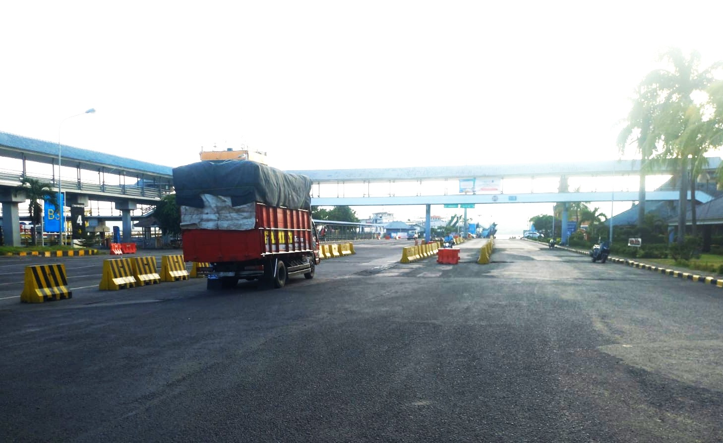 BENAR-BENAR LENGANG : Suasana Pelabuhan Gilimanuk sepi Minggu (3/8), setelah akhir pekan lalu terjadi antrean panjang. (foto: Pos AL Gilimanuk)