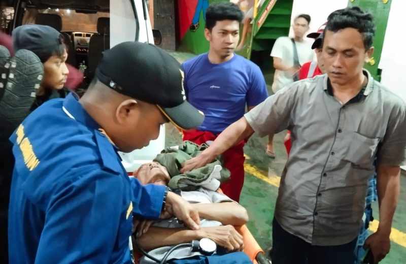 MENGHEBOHKAN SEISI KAPAL  : Penumpang kapal yang meninggal saat akan dievakuasi ke darat dengan ambulan. (foto: Pos AL Jembrana)