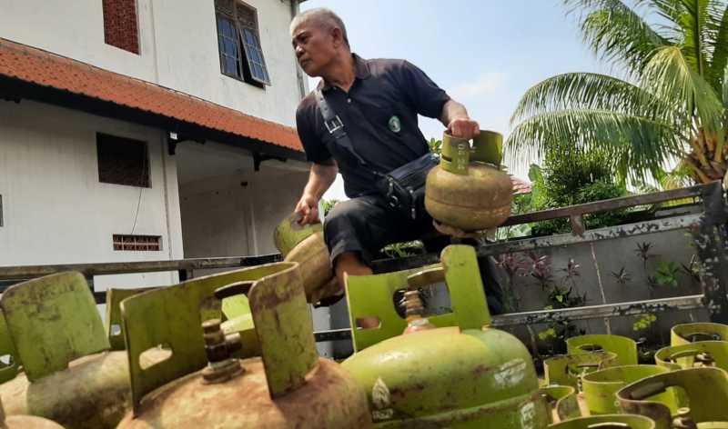 KEKURANGAN PASOKAN : Distribusi gas elpiji 3 kilogram di Klungkung sempat mengalami kelangkaan. (dewa ayu pitri arisanti/radar bali)