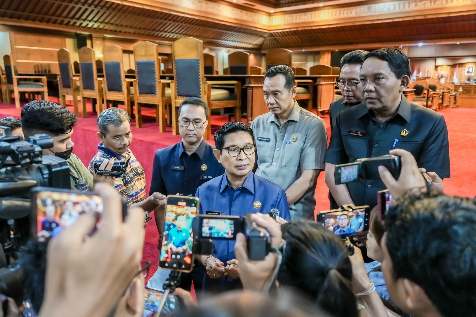 Bupati I Wayan Adi Arnawa usai Rapat Paripurna DPRD Badung di Ruang Rapat Utama Gosana, Kantor DPRD Badung, Senin (4/8). (Prokompim Badung for Radar Bali)
