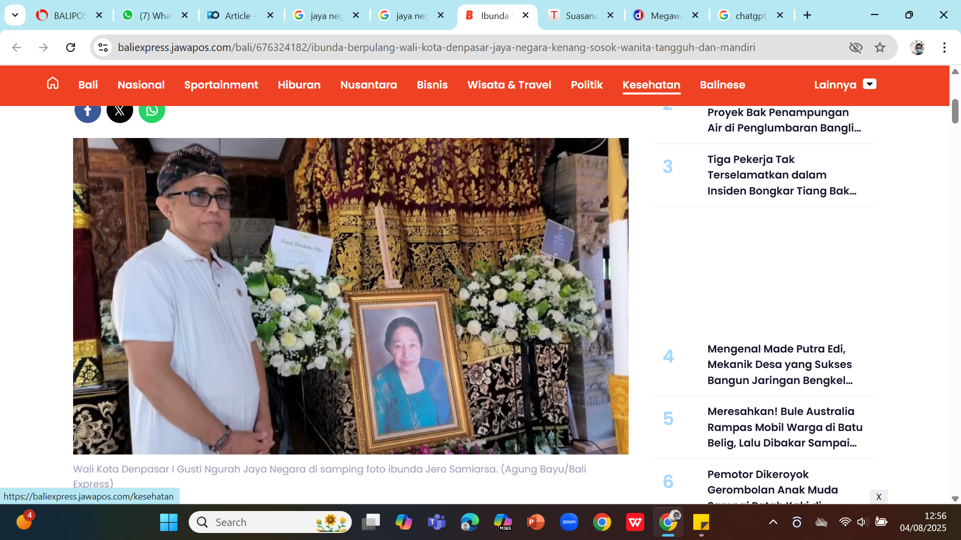 WANITA TANGGUH - Wali Kota Denpasar IGN Jaya Negara di samping layon Ibunda Ni Jero Samiarsa di rumah duka.