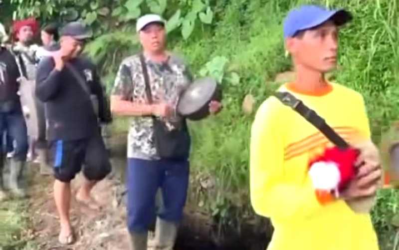 DICARI DENGAN SARANA KHUSUS : Warga sempat mencari Wayan Regog dengan peranti khusus, membawa gong untuk orang yang disembunyikan wong samar. (foto:istimewa)