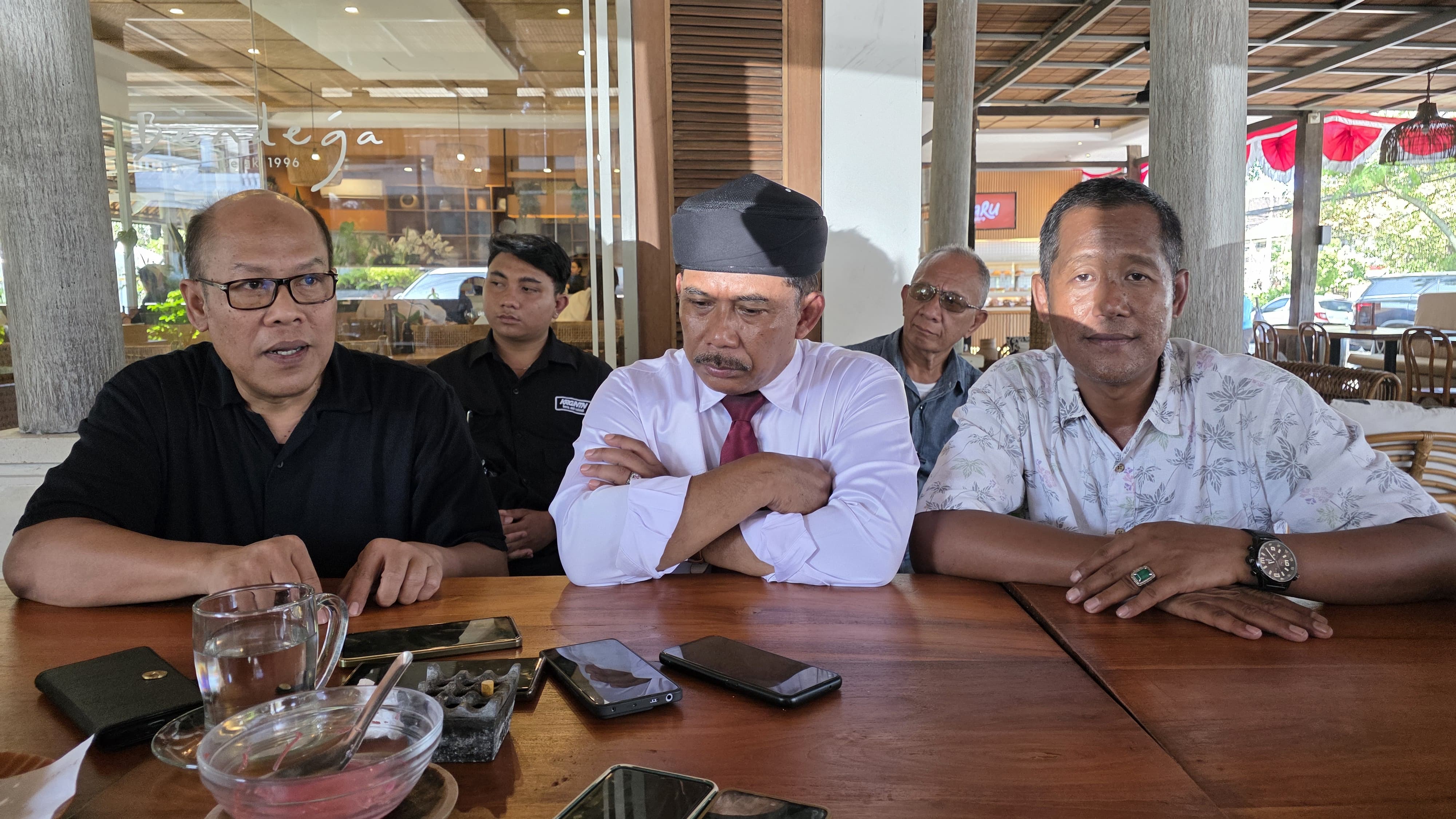 PENGADUAN: (Dari Kanan) Sri Surono, 48,  didampingi Kuasa Hukumnya R Teddy Raharjo, dan kakaknya Rusdianto alias Antok, di Denpasar, Senin (4/8/2025)