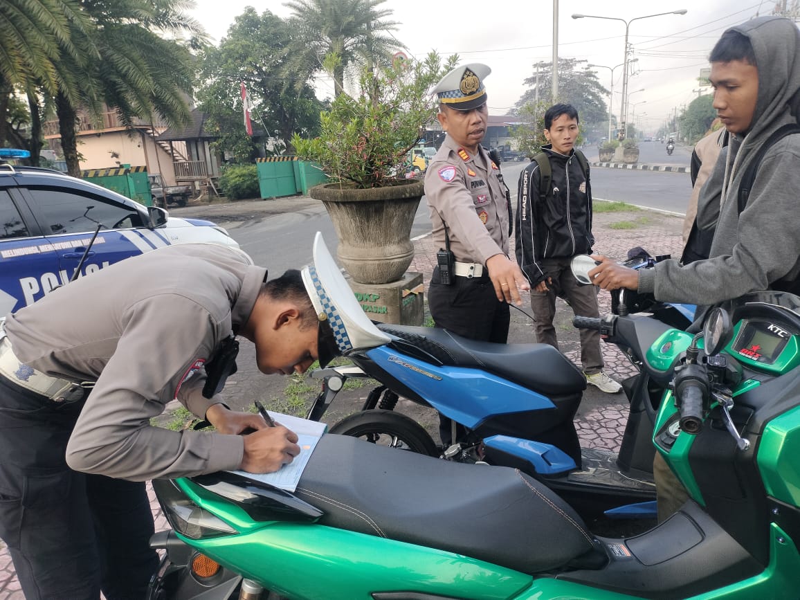 MELANGGAR: Kompol Yusuf Dwi Admodjo, S.I.K., M.H., pimpin razia kendaraan bermotor