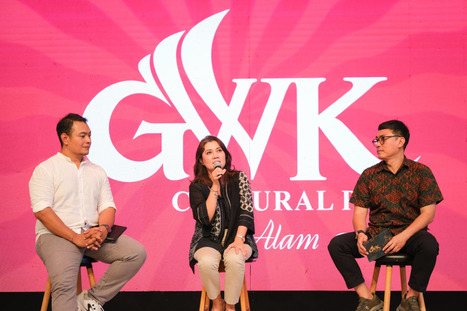 Direktur Operasional GWK Cultural Park, Ch. Rossie Andriani (tengah) saat memberi keterangan kepada wartawan, Senin 4 Agustus 2025.