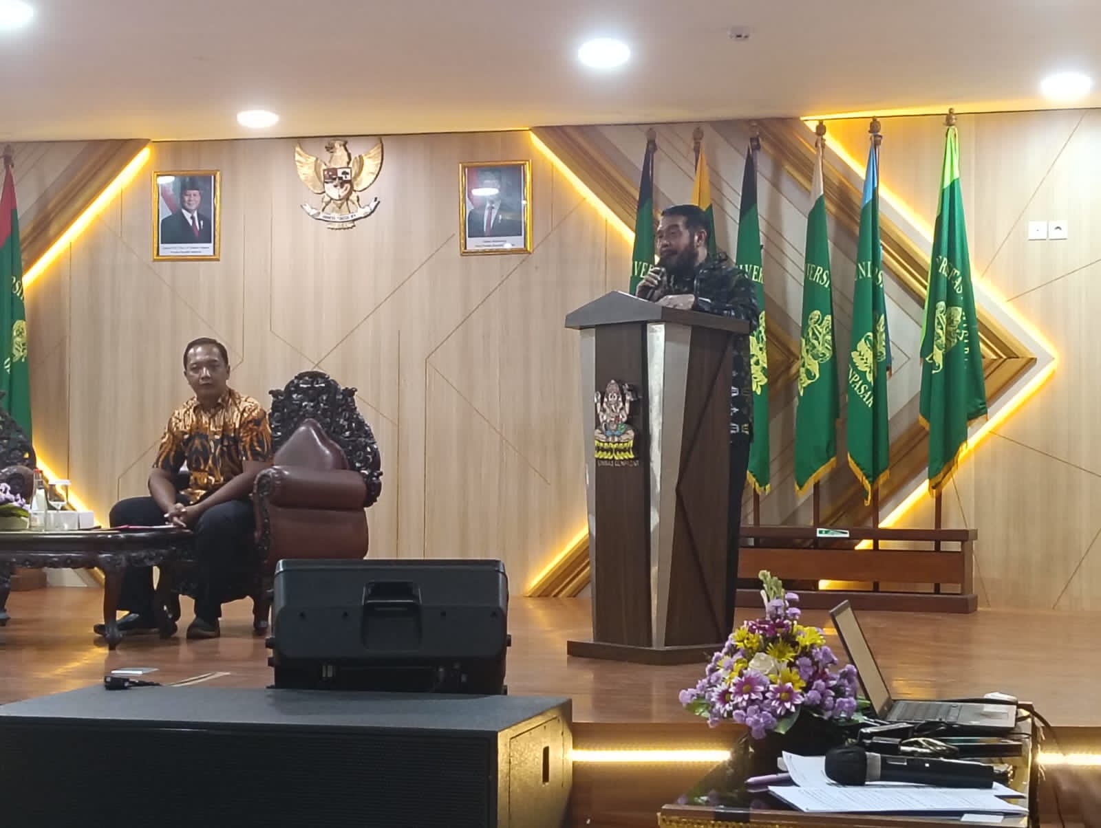 Hakim Konstitusi Prof. Dr. Anwar Usman, S.H., M.H. saat memberi kuliah umum di Aula Ganesa Rektorat Lantai 4 Unmas Denpasar (25/7/2025).