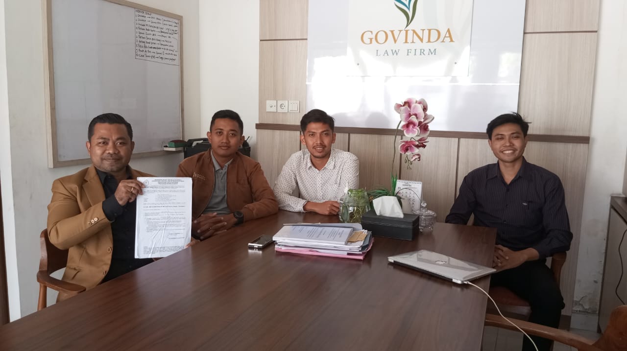 I Made Adi Seraya dkk dari Govinda Law Firm menunjukkan berkas PK Adi Mahendra Putra.