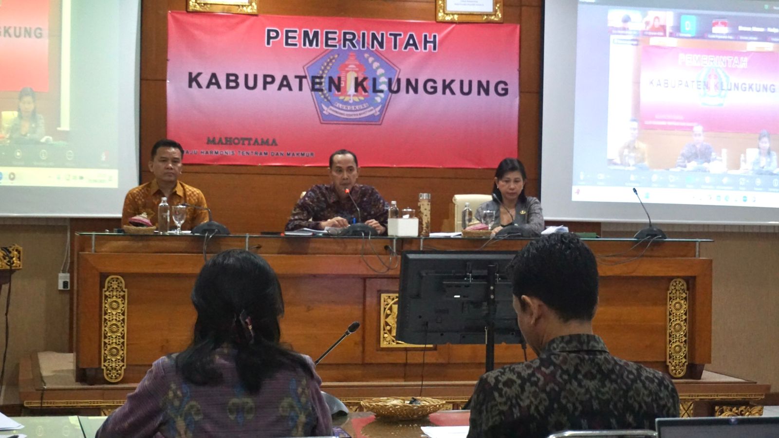 Wabup Klungkung Tjokorda Gde Surya Putra (tengah) saat Sosialisasi Pelaksanaan Tim Percepatan Pertumbuhan Ekonomi Daerah di ruang rapat Praja Mandala Kantor Bupati Klungkung, Selasa (5/8/2025).