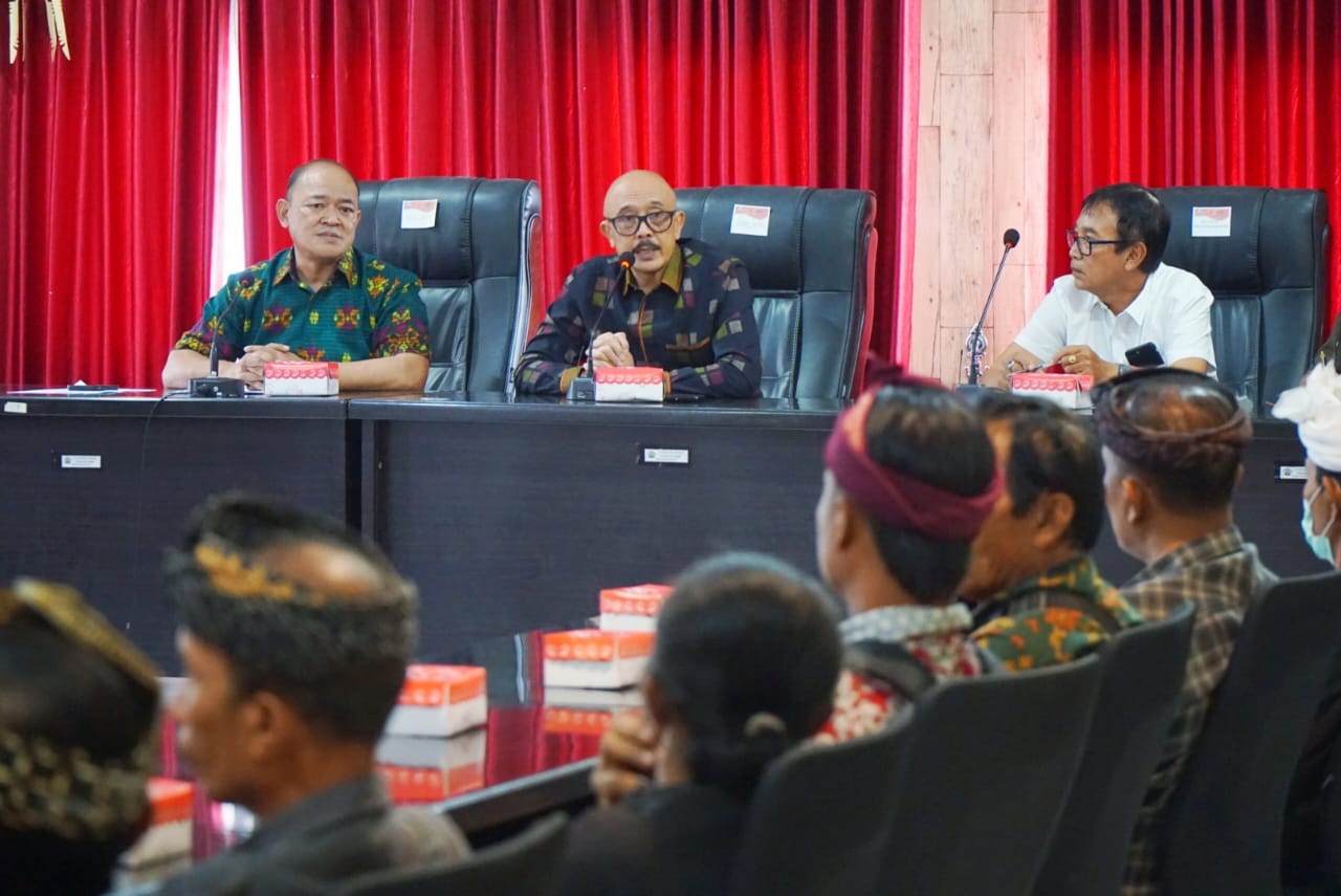 Wabup Bangli I Wayan Diar (tengah) didampingi Kadis PUPR Perkim Agung Surya Darma membuka sosialisasi P3-TGAI di Ruang Rapat Krisna pada hari ini (5/8/25).