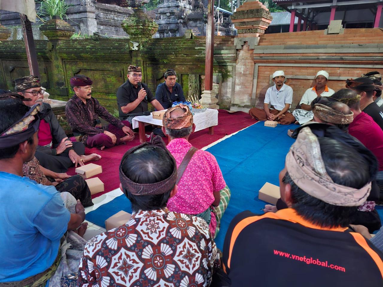 Ketua DPRD Karangasem I Wayan Suastika saat menggelar reses di Banjar Semseman, Desa Sangkan Gunung, Kecamatan Sidemen.