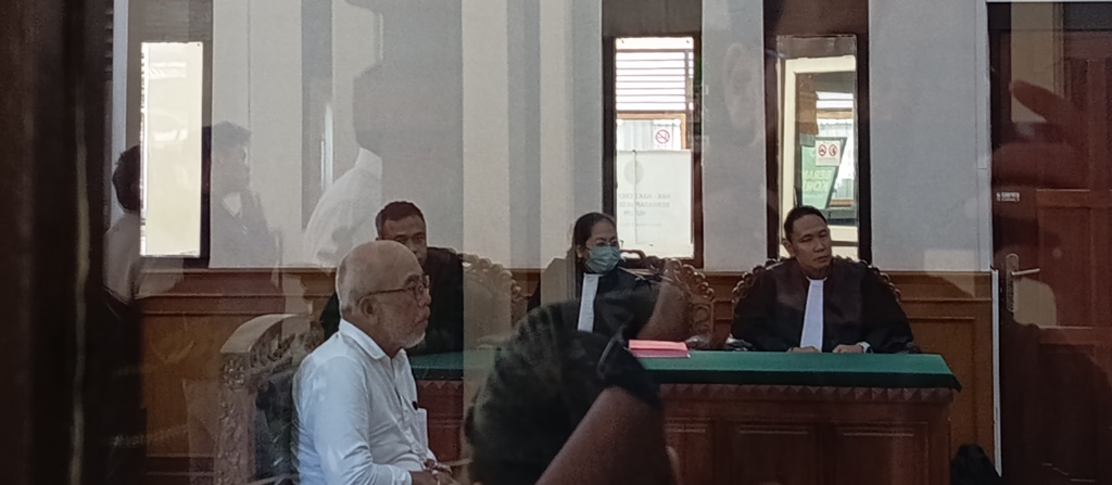 JALANI SIDANG: Anak Agung Ngurah Oka menjalani sidang tuntutan di PN Denpasar, Selasa (5/8/2025).