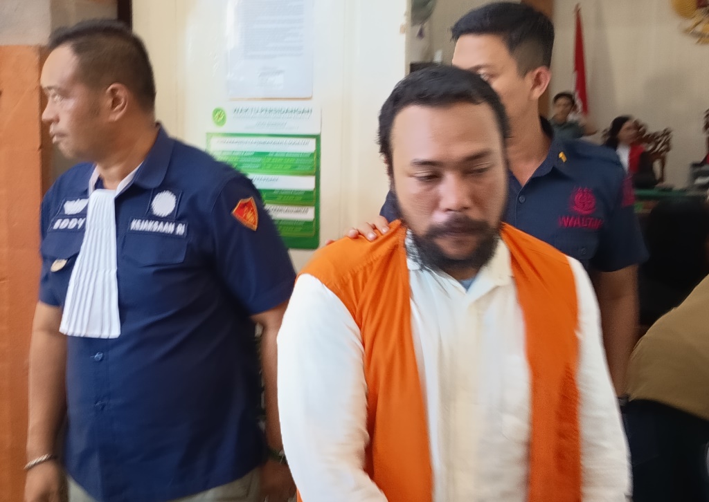 MENERIMA PUTUSAN: Bastomi Prasetiawan usai menjalani sidang putusan di PN Denpasar, Selasa sore (5/8/2025).