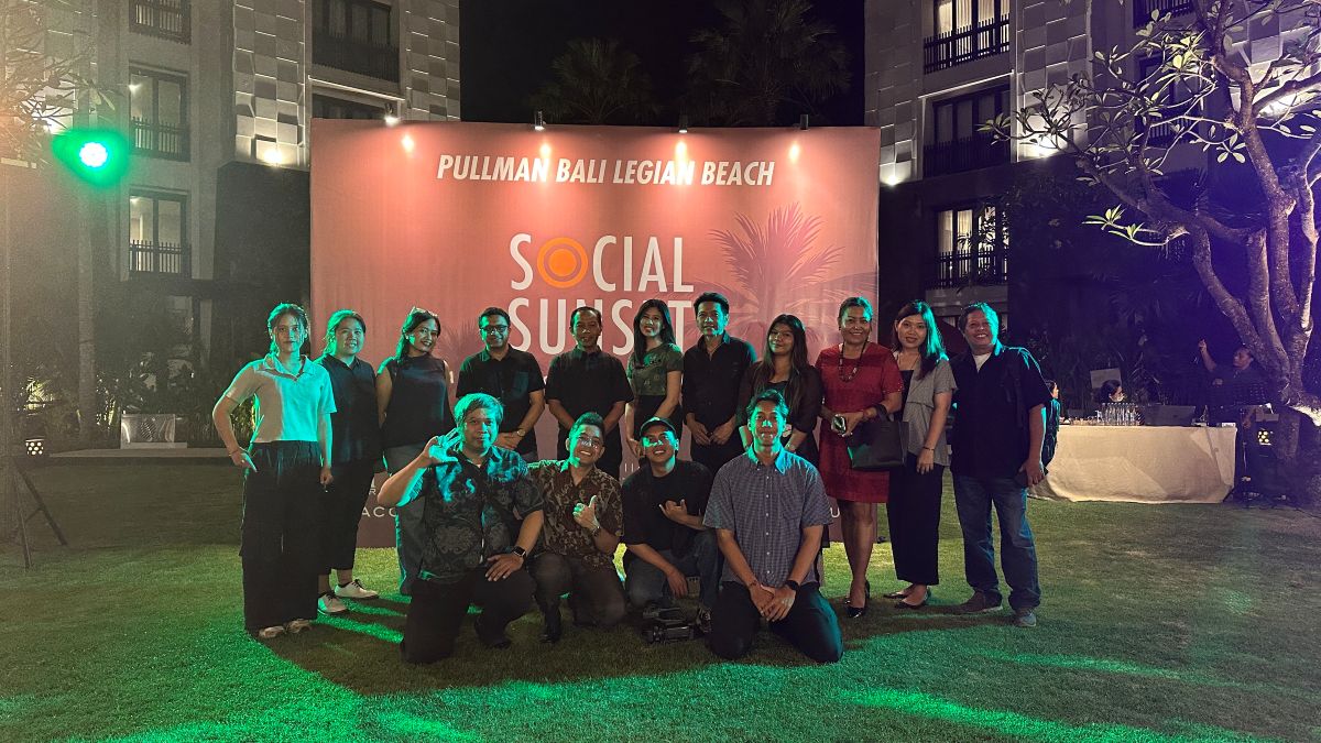 Awak media berfoto bersama dengan manajemen Pullman Hotel di acara Social Sunset , Jumat malam, 1 Agustus 2025.