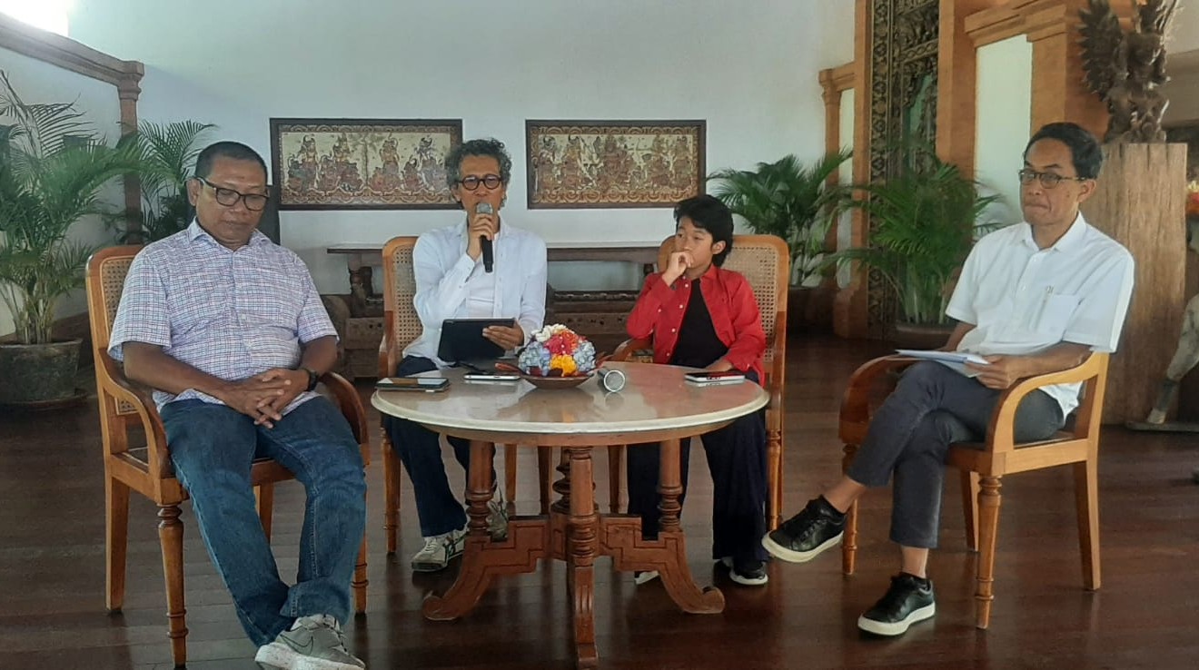 KONSER PERDANA: Amenangi (baju merah) dan sang ayah, Agustiawan Wawo Runtu (dua dari kiri) saat konferensi pers di hotel Tandjung Sari Sanur, Senin 4 Agustus 2025.