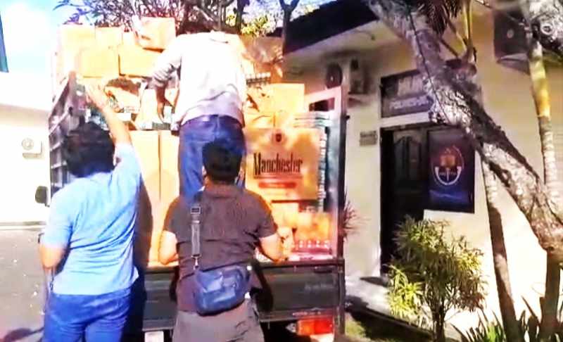 KETAHUAN : Rokok tanpa Cukai saat akan dibawa dari Polres Jembrana ke Kantor Bea Cukai Denpasar. (M.Basir/Radar Bali)