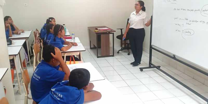 MULAI SEKOLAH : Suasana siswa sekolah rakyat menengah pertama (SRMP) 17 Tabanan yang mulai melaksanakan pembelajaran. (juliadi/radar bali)