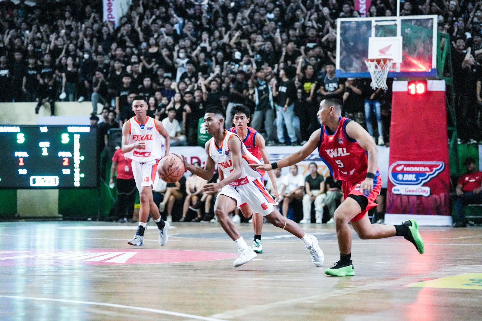 PARTAI FINAL: Pertandingan partai final antara tim basket SMANSA dan RESMAN pada musim sebelumnya