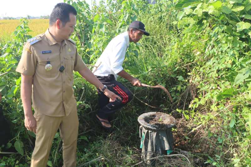 TIDAK MENYALA : Bupati Jembrana i Made Kembang Hartawan saat sidak menemukan sumur bor tidak menyala di Desa Tegal Badeng Barat. (foto:Pemkab Jembrana)