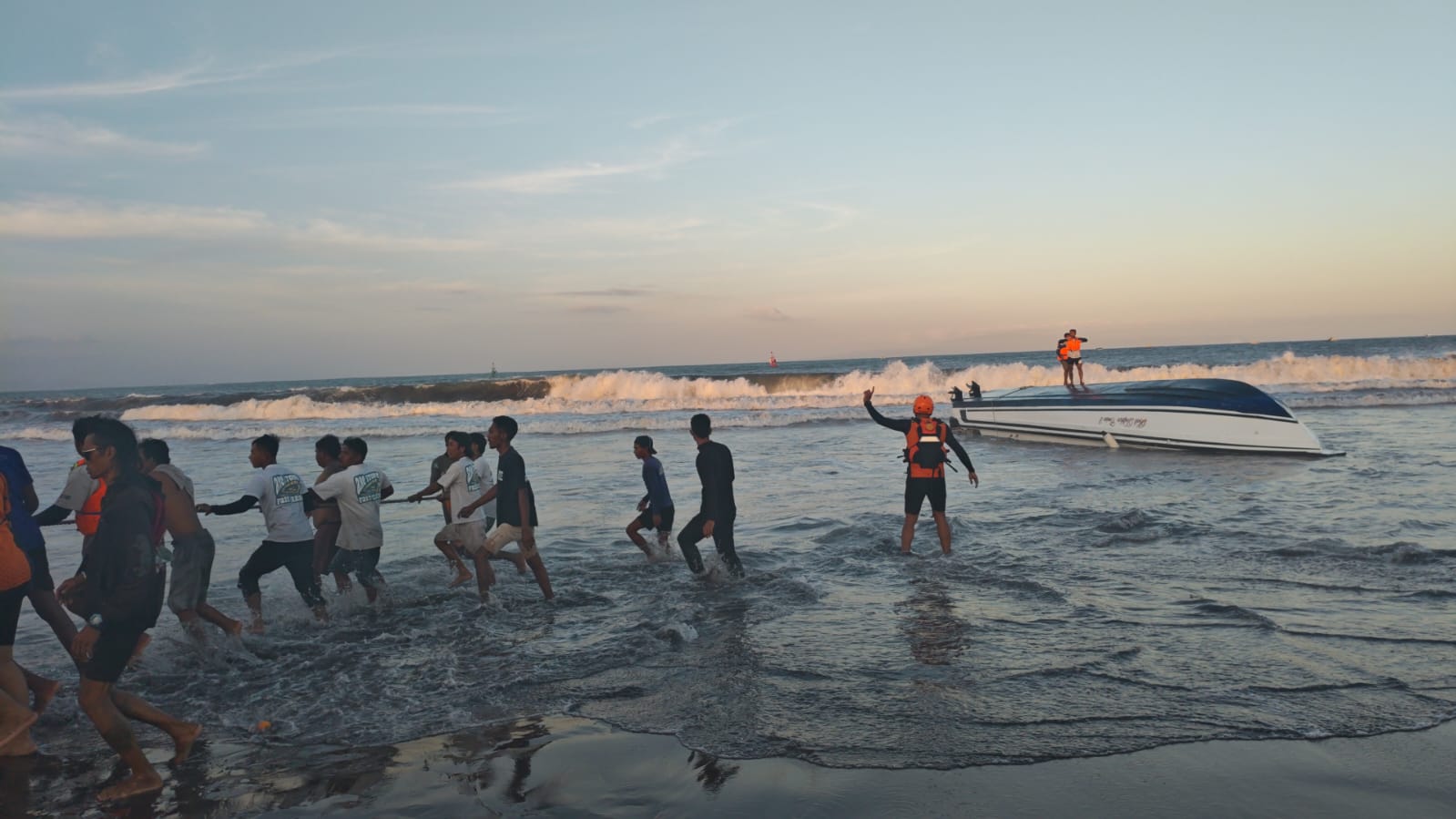 CELAKA: Kapal Wisata Terbalik di Muara Pelabuhan Sanur, Proses Evakuasi Masih Berlangsung