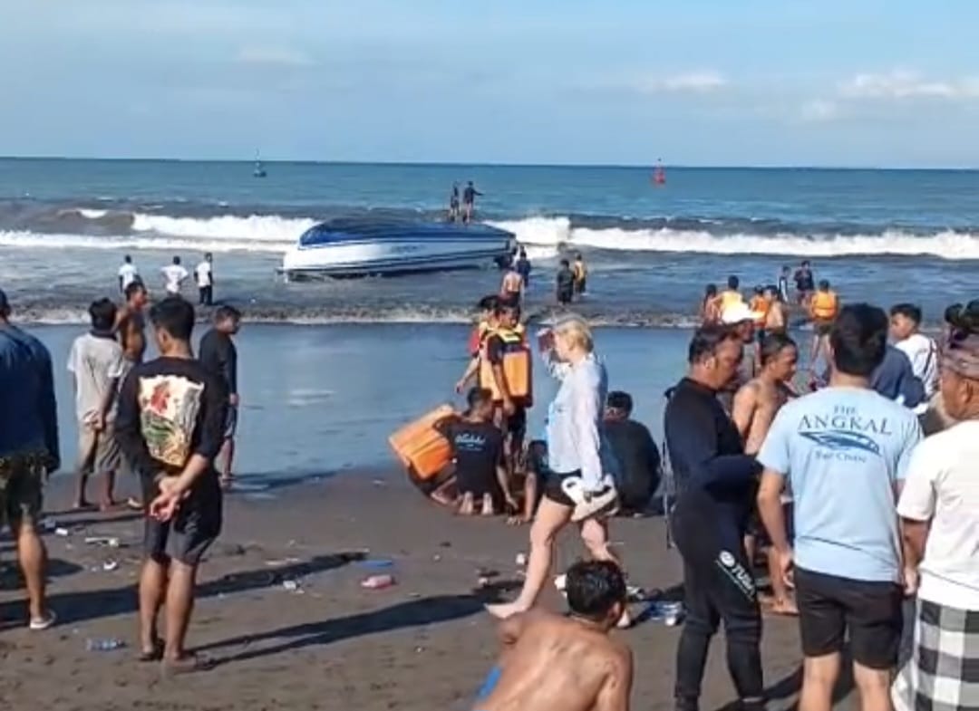PANIK: Sebuah boat yang karam dan terbalik di perairan Sanur Selasa, 5 Agustus 2025