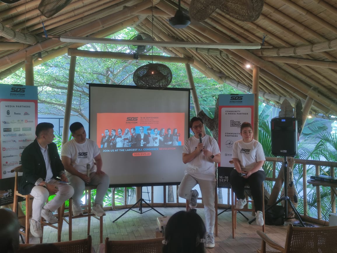 Tim penyelenggara Svolution Digital Summit 2025 saat konferensi pers di Canggu, Kuta Utara, Kamis (7/8/2025). (Marsell Pampur/Radar Bali)