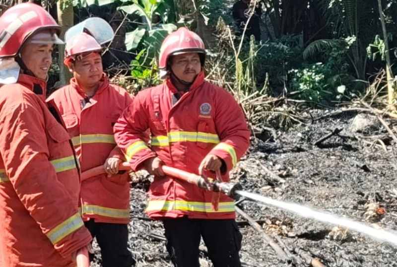 KARENA LENGAH: Penanganan kebakaran rumpun bambu di Desa Negari, Kecamatan Banjarangkan. (Foto: Damkar Klungkung)