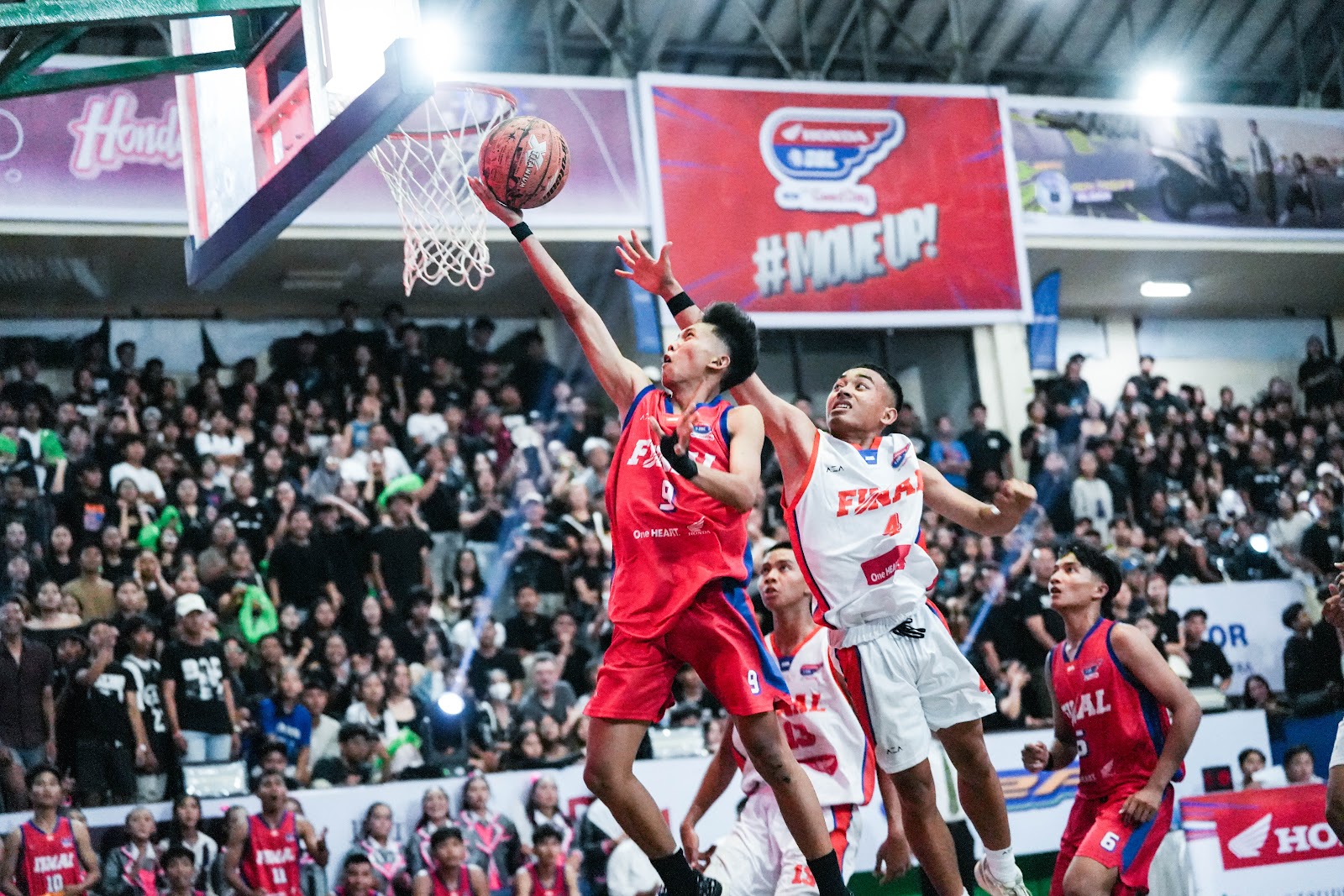 SEMANGAT KARENA SUPORTER: Keseruan pertandingan basket di arena DBL pada tahun sebelumnya.