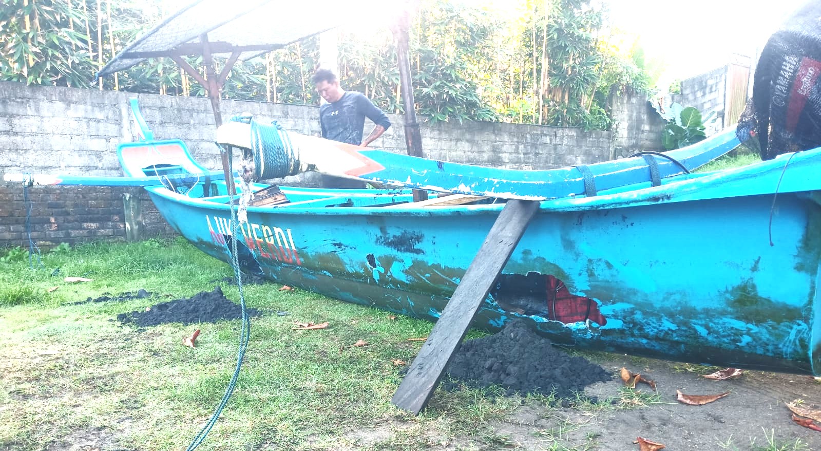 RUSAK : Kondisi jukung nelayan di Pantai Yeh Gangga, Sudimara Tabanan yang rusak diterjang ombak laut yang pasang ke daratan. (juliadi)