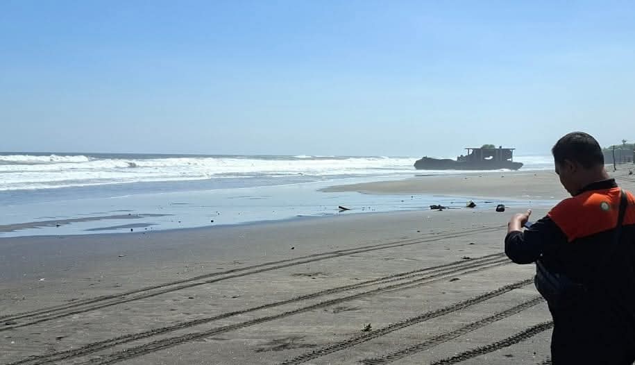PANTAU TERUS : Petugas BPBD Tabanan yang melakukan pemantauan gelombang laut di Pantai Yeh Gangga, Desa Sudimara Tabanan. (Juliadi/Radar Bali)