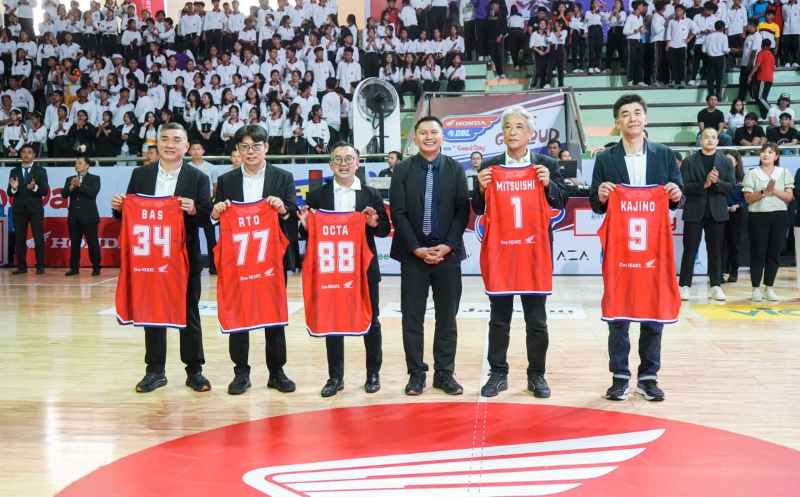 DBL SELALU DINANTI : Founder dan CEO DBL Indonesia Azrul Ananda (tengah), saat pembukaan  di GOR Purna Krida, Kerobokan, Badung. (Foto DBL untuk Radar Bali)