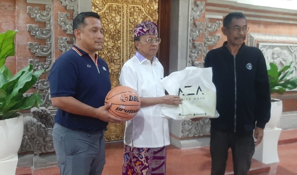 Gubernur Bali Wayan Koster (tengah) saat menerima sepatu dan bola DBL sebagai simbol dimulainya perhelatan Honda DBL with Kopi Good Day 2025 di kantor Gubernuran, 7 Agustus 2025