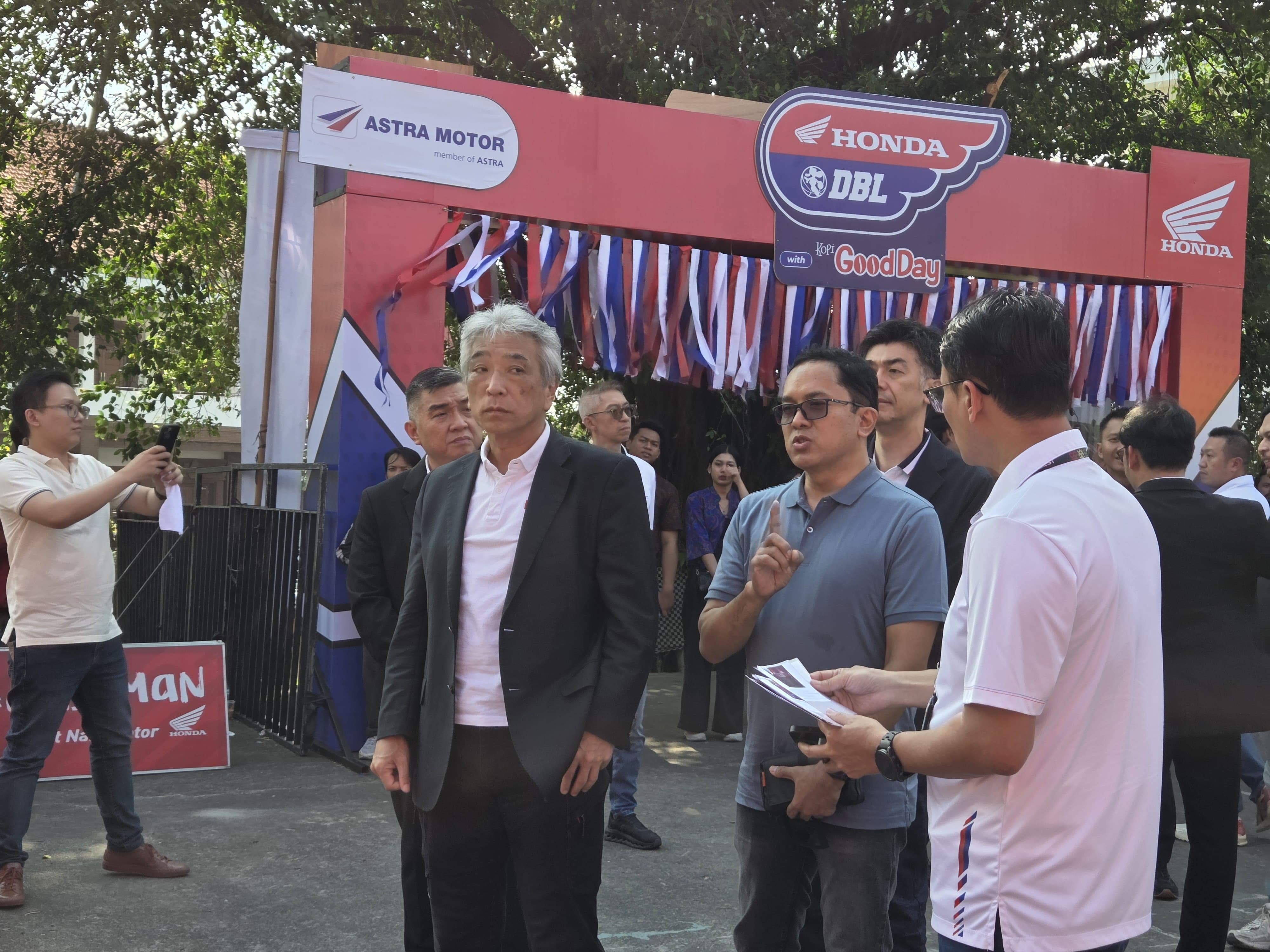 Jajaran manajemen PT Astra Honda Motor (AHM) hadir dalam sesi pembukaan Honda DBL dan mengunjungi Booth Honda BeAt di GOR Purna Krida, Kerobokan, Jumat (8/8/2025).