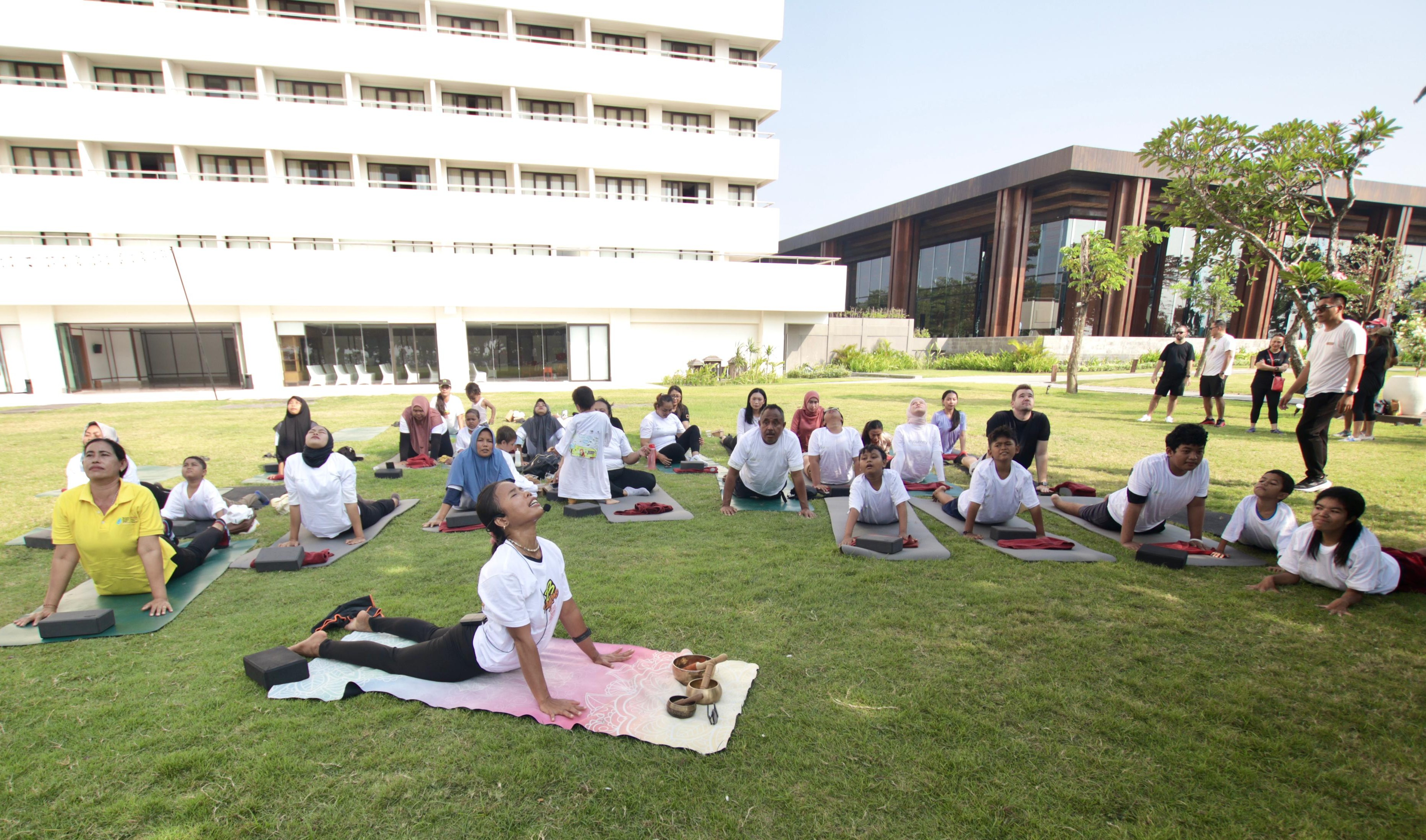 Kegiatan Yoga InJourney Hospitality Berkolaborasi dengan Yayasan Kanker Anak Indonesia