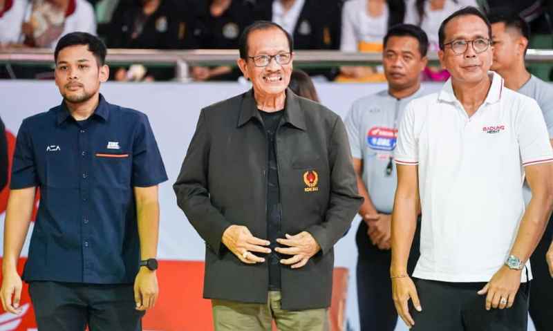 HADIRI PEMBUKAAN: Ketua KONI Bali IGN Oka Darmawan (tengah) saat pembukaan Honda DBL,Jumat (8/8/2025) di GOR Purna Krida, Kerobokan, Badung. (Foto DBL untuk Radar Bali)