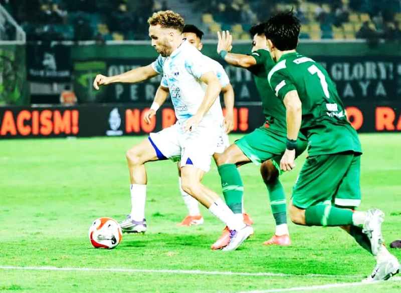 DIKAWAL KETAT : Pemain PSIM Jogja, Ze Valente dapat pengawalan ketat dari penggawa Persebaya di laga yang berkesudahan 0-1 untuk PSIM.(foto: media PSIM Jogja)