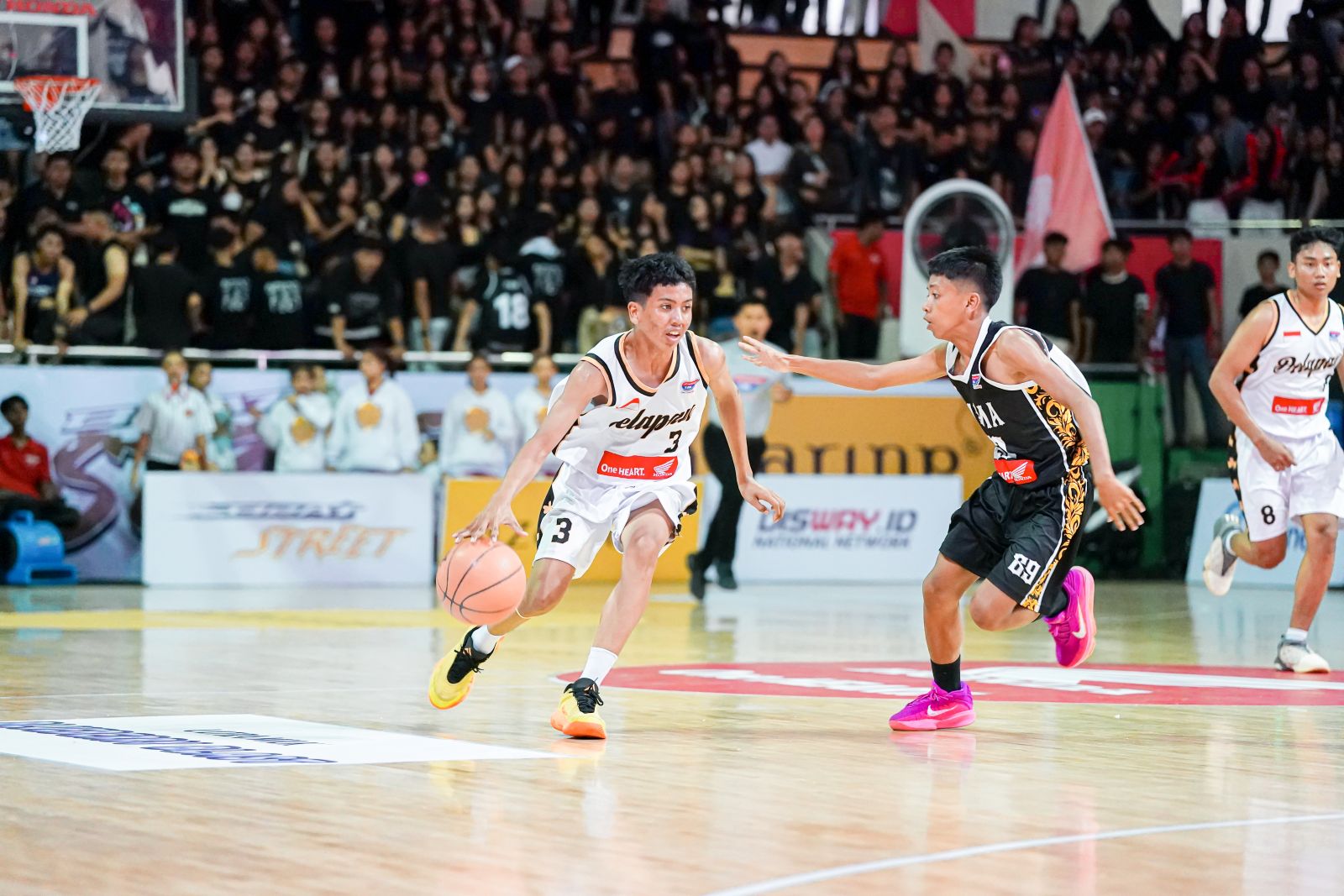 SERU: Suasana pertandingan perdana Honda DBL wITH kOPI gOOD dAYA 2025 di GOR Purna Krida Kerobokan Badung.