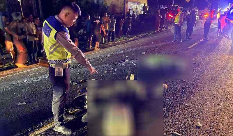 MENGENASKAN : Lokasi korban dan motor seusai kecelakaan Jumat malam lalu (8/8/2025) Jalan Raya Denpasar&ndash;Gilimanuk, Desa Banyubiru . (Foto Satlantas Polres Jembrana)