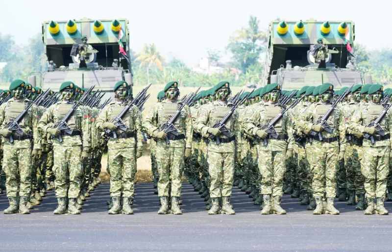 GAGAH: Pasukan Kostrad saat persiapan upacara Gelar Pasukan Operasional dan Kehormatan Militer yang dijadwalkan dihadiri Presiden Prabowo,Minggu (10/8/2025). (foto:TNI,Istimewa/JPG)