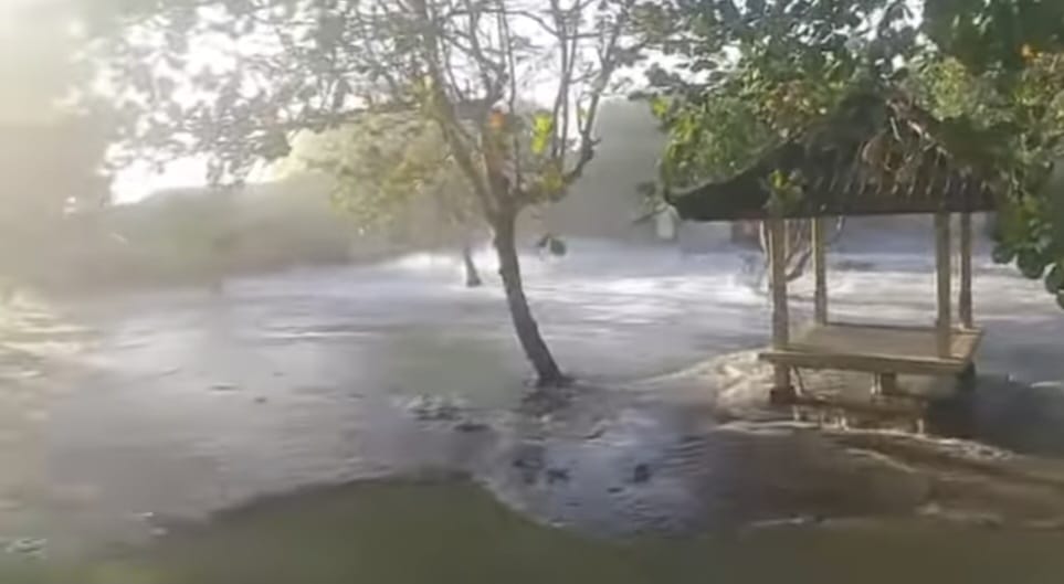 BUKAN TSUNAMI: Luapan air bah kawasan wisata Water Blow, Pulau Peninsula, ITDC The Nusa Dua, Rabu 6 Agustus 2025.