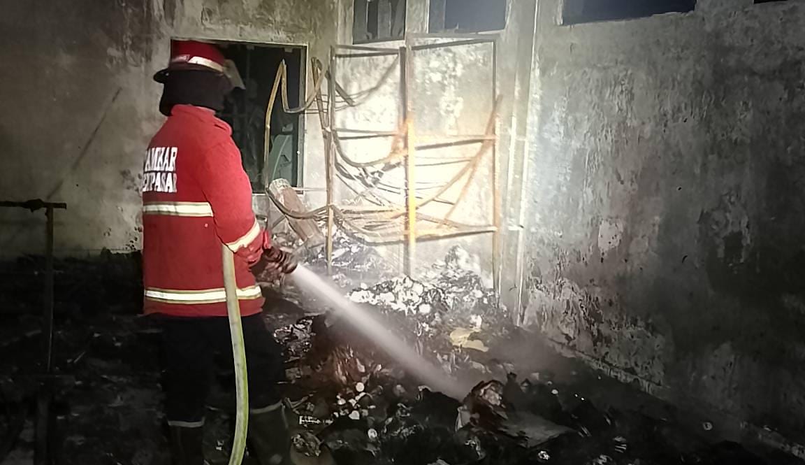 JADI UING: Petugas melakukan pendinginan dengan menyemprot bagian dalam gudang logistik BPBD Provinsi Bali.