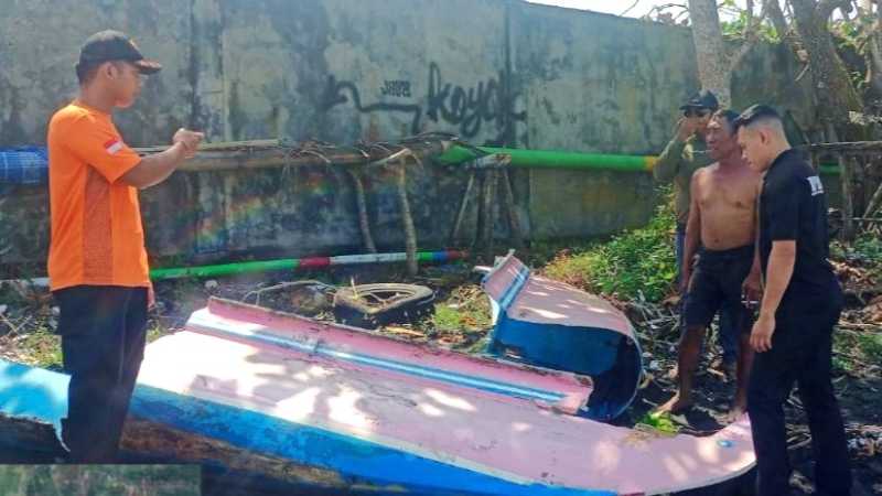 JADI DUA: Perahu fiber milik I Wayan Sugiarta ini terbalik dan terbelah dua setelah dihantamGelombang tinggi di perairan Desa Yeh Kuning, Kecamatan Jembrana, Sabtu (9/8/2025). (Foto:BPD Jembrana)
