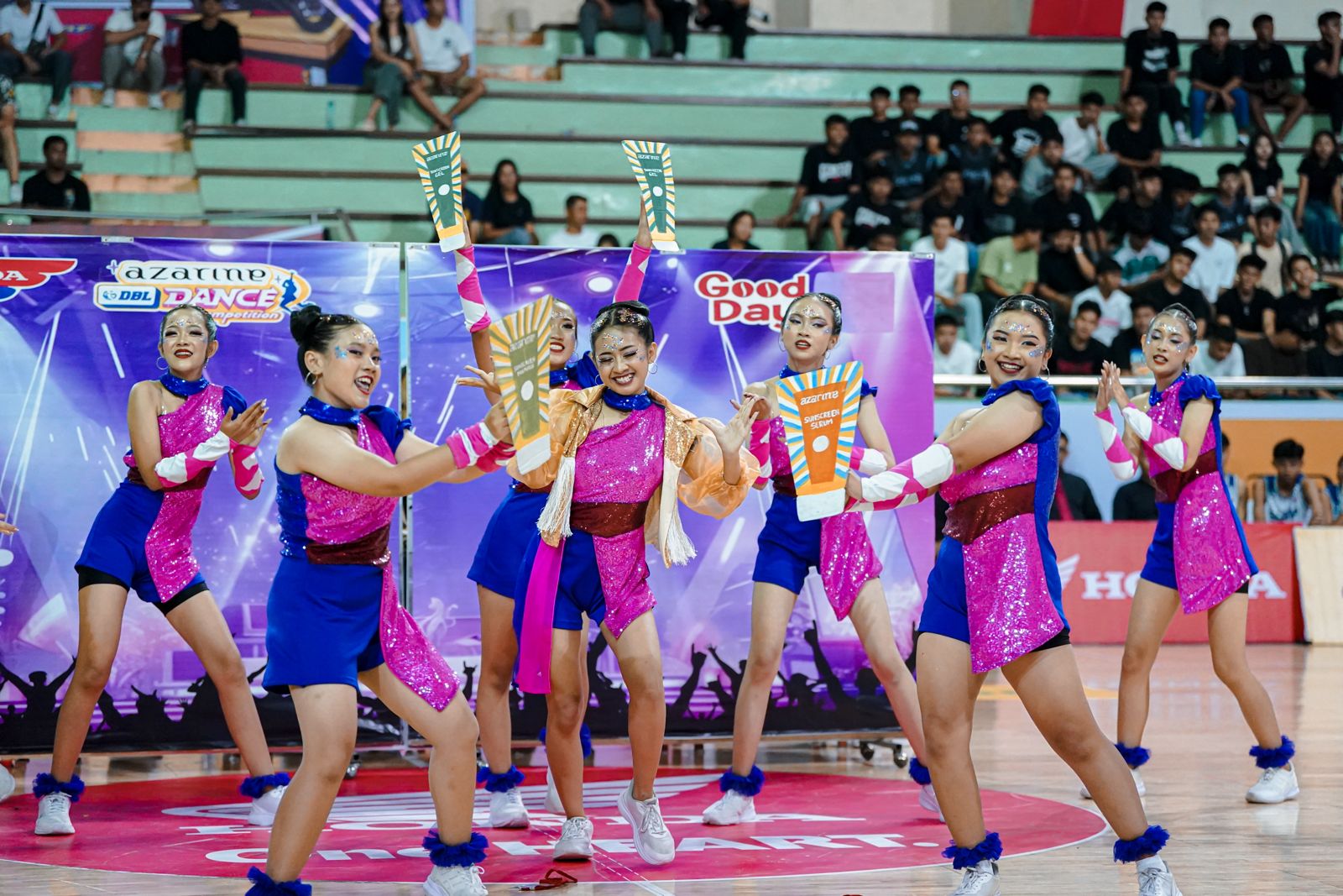 CURI PERHATIAN: Penampilan DANCER SMAN 1 Tabanan dengan dua perubahan kostum di satu panggung arena Honda DBL with Kopi Good Day 2025 di GOR Purna Krida Kerobokan Badung, 9 Agustus 2025.