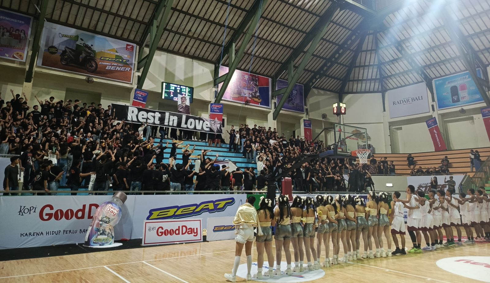 TRIBUTE UNTUK KEPALA SEKOLAH: Tim Basket putri Kemenangan SMAN 5 Denpasar (Smanela) mengenang mendiang Kepala Sekolah yang sudah wafat.