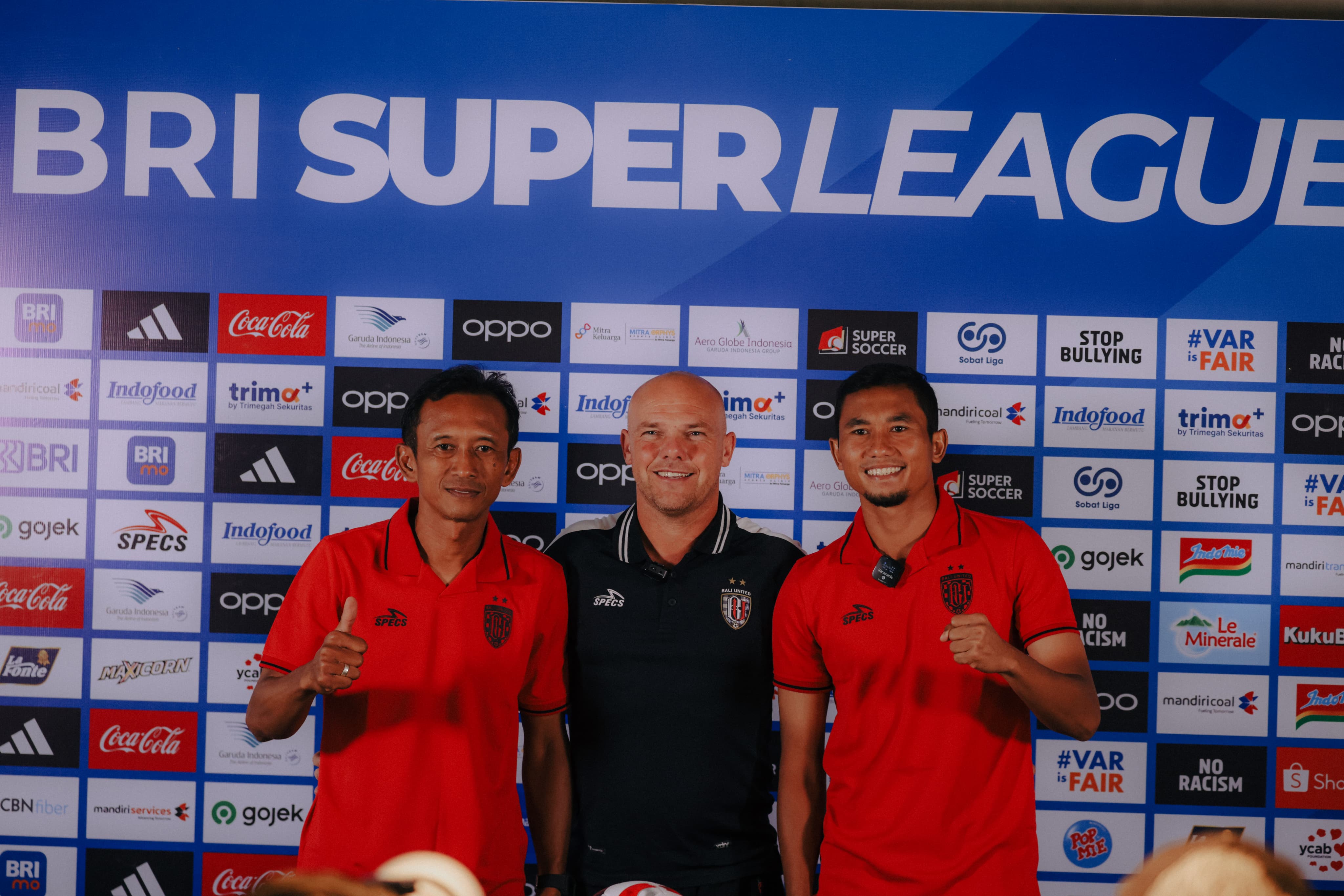 SIAP TANDING - Johnny Jansen dan Ricky Fajrin dalam keterangan pers menjelang pertandingan musim 2025 2026.